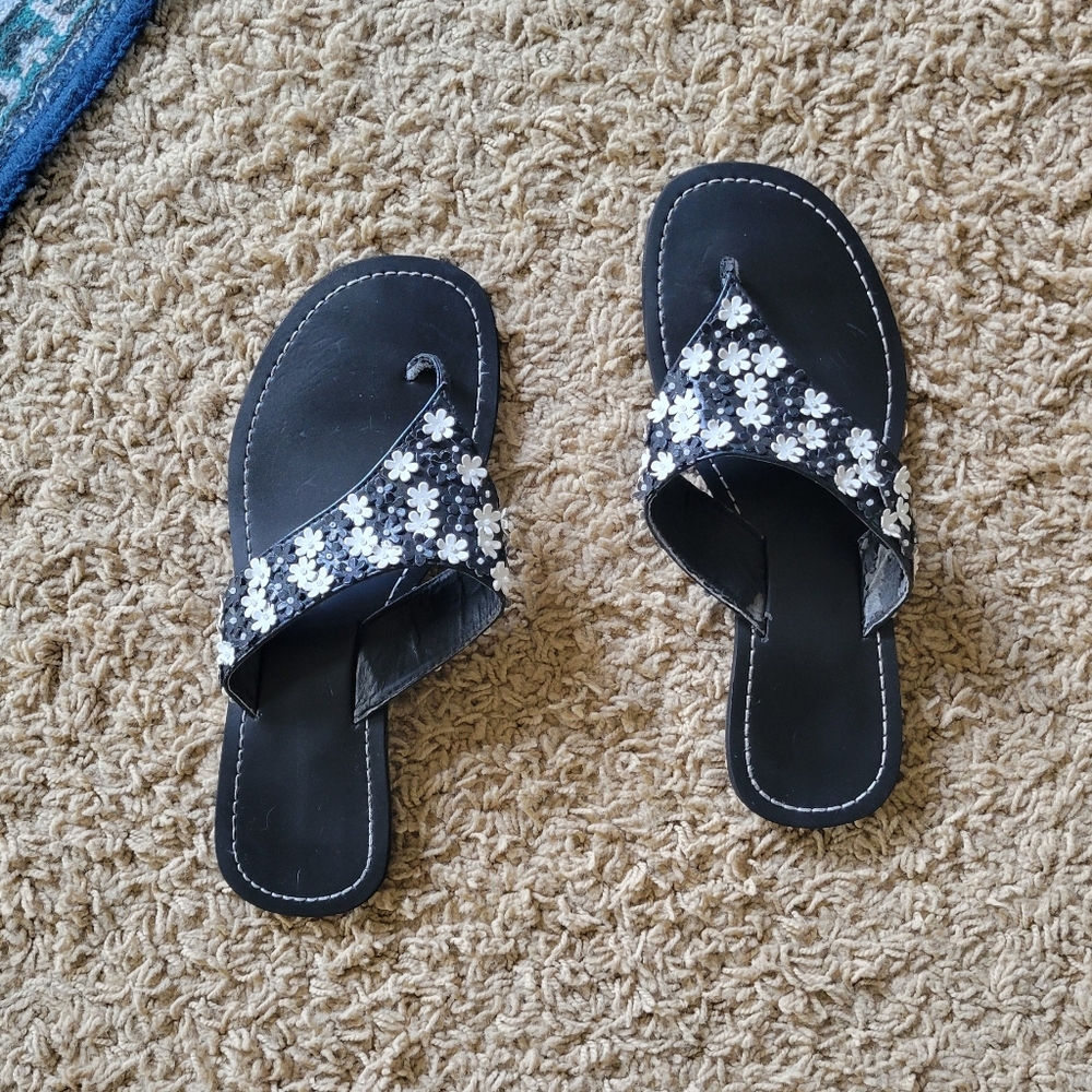 Black and white floral sandals #floral #sandals